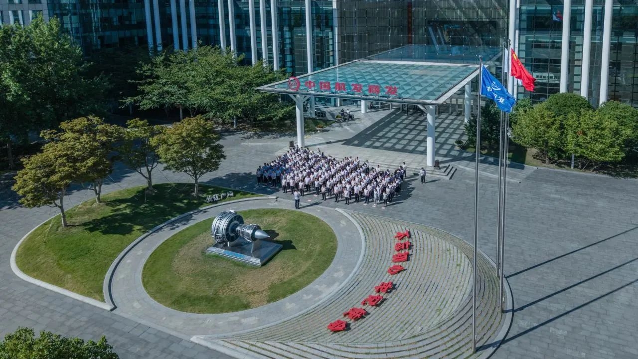 黄色网站
商发隆重举行升旗仪式 庆祝集团成立9周年