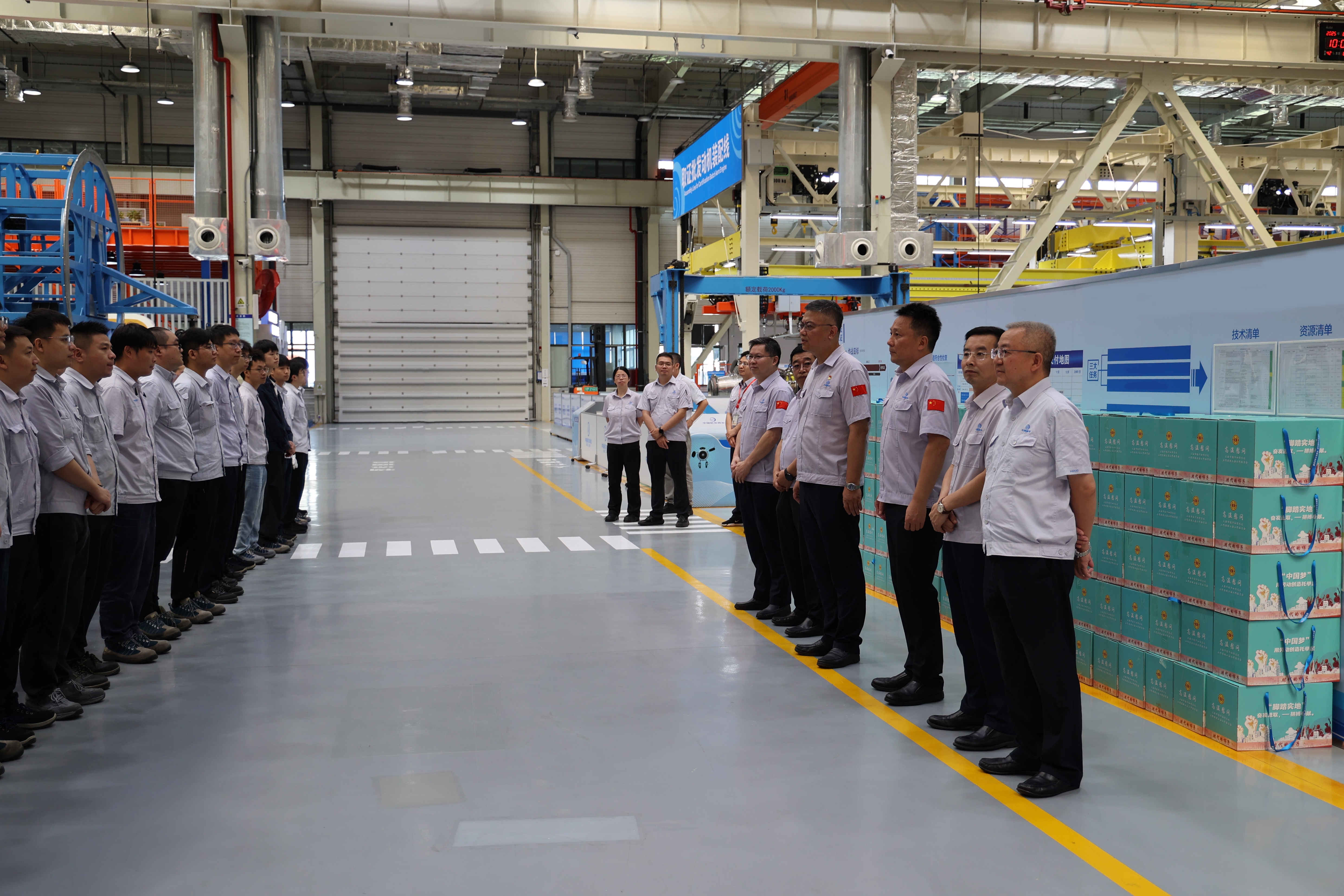 火热的坚守 用汗水铸就“中国心”｜黄色网站
商发党委领导慰问一线干部职工