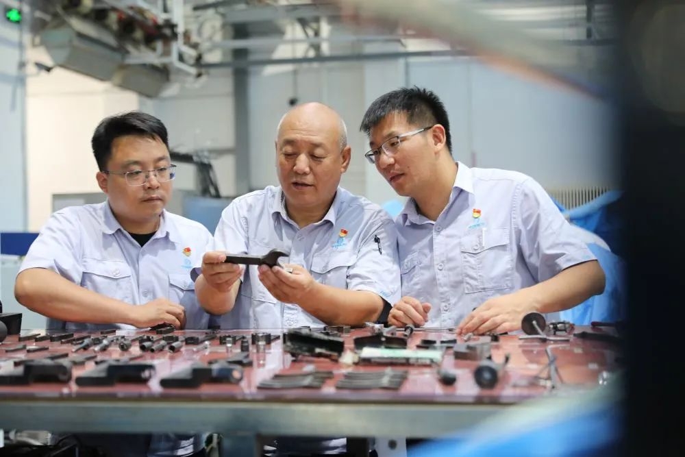 新华社丨李志强：以匠心铸重器，以传承育新人